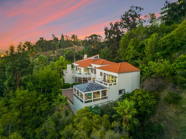 Tranquil Bel Air Retreat w/ Spa & Sunroom gallery image 3