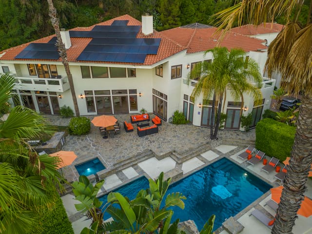 Tranquil Bel Air Retreat w/ Spa & Sunroom gallery image 2