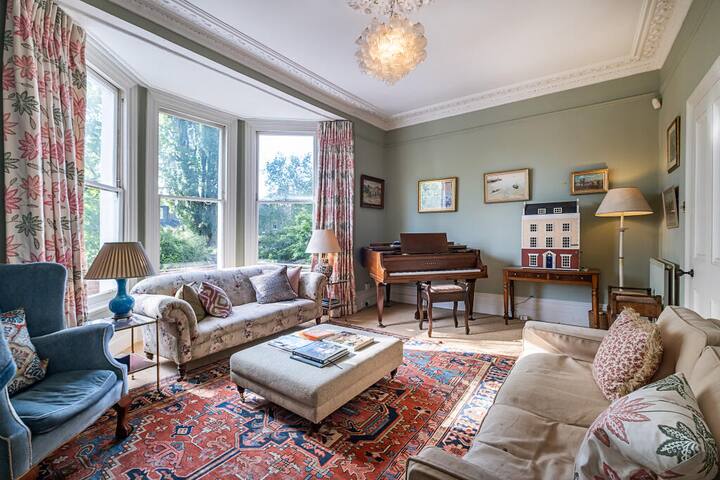 Stylish Spacious Townhouse with Garden gallery image 5