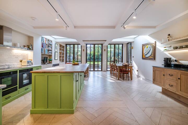 Stylish Spacious Townhouse with Garden gallery image 3