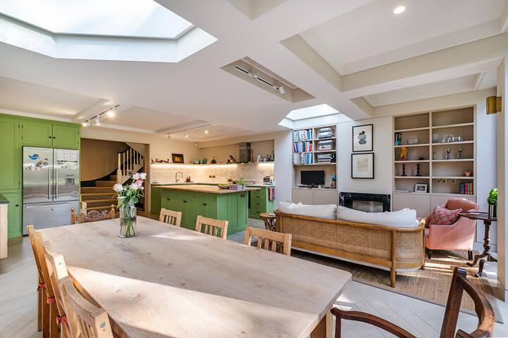 Stylish Spacious Townhouse with Garden gallery image 2