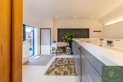 5*  Dec Jan Late Deal Group XL Hydro Pool Sauna