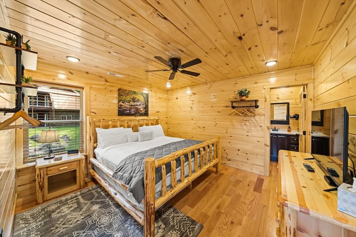 حمام داخلي لغرفة النوم مع سرير كينج في الطابق الثاني مع تلفزيون ذكي