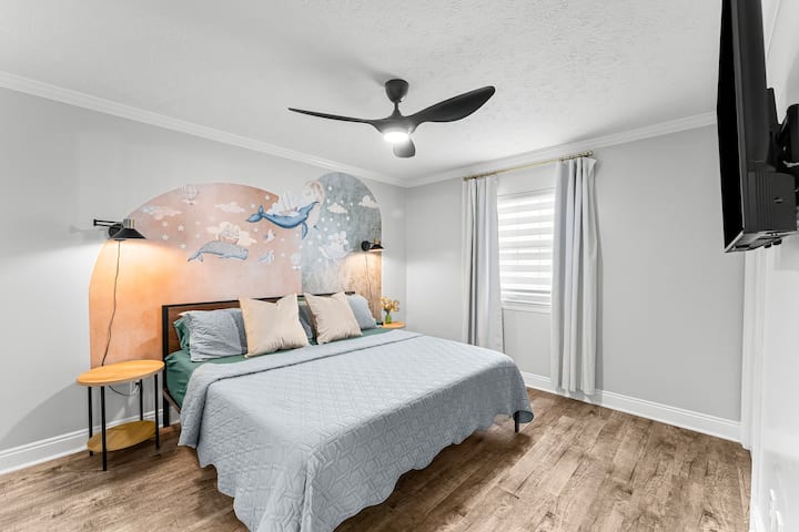 Vendosu në dhomën e gjumit të katit të dytë me një krevat dopio "king" dhe dyshek me shkumë memorie, televizor dhe një murale çudibërëse me balena lundruese dhe qiej ëndrrash. E projektuar me kujdes për rehati, kjo hapësirë e qetë është e përkryer për t 'u çlodhur pas një dite të lagur nga dielli në plazh!