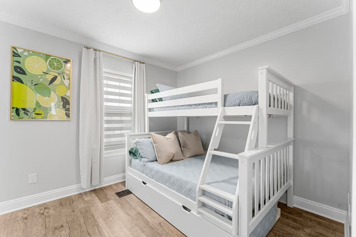 E përkryer për familje ose grupe, kjo dhomë gjumi e rehatshme ka një krevat dopio me një trung, të gjitha me dyshekë me shkumë memorie. Një televizor inteligjent dhe një art i gjallë muri me tematikë agrumet e bëjnë atë një pushim argëtues dhe funksional për vizitorë të të gjitha moshave!