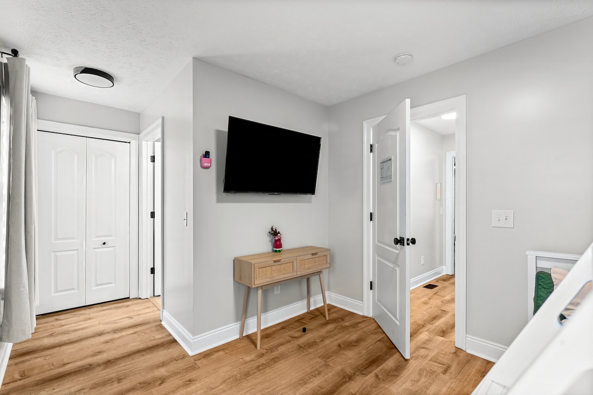 Idéale pour les familles ou les groupes, cette chambre confortable dispose d'un lit superposé double avec lit gigogne, le tout avec des matelas en mousse à mémoire de forme. Une télévision connectée et un art mural animé sur le thème de la pastèque en font une retraite amusante et fonctionnelle pour les voyageurs de tous âges !