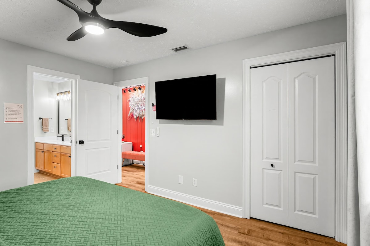 Installez-vous dans la chambre du 2e étage avec un lit king size avec matelas en mousse à mémoire de forme, une télévision connectée et un décor chic avec un mur de palmier or. Profitez de l'ambiance confortable et des touches modernes, assurant une nuit reposante après une journée amusante à la plage !