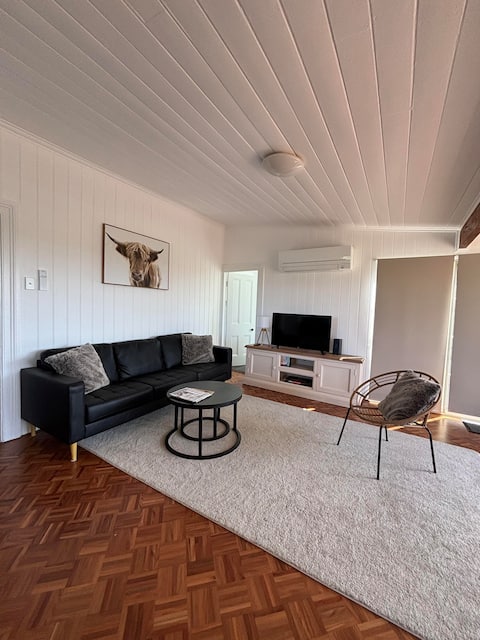 Top Airbnb: Cosy charming 3 bedroom farm cottage. Ev charger in Clarence Valley Council