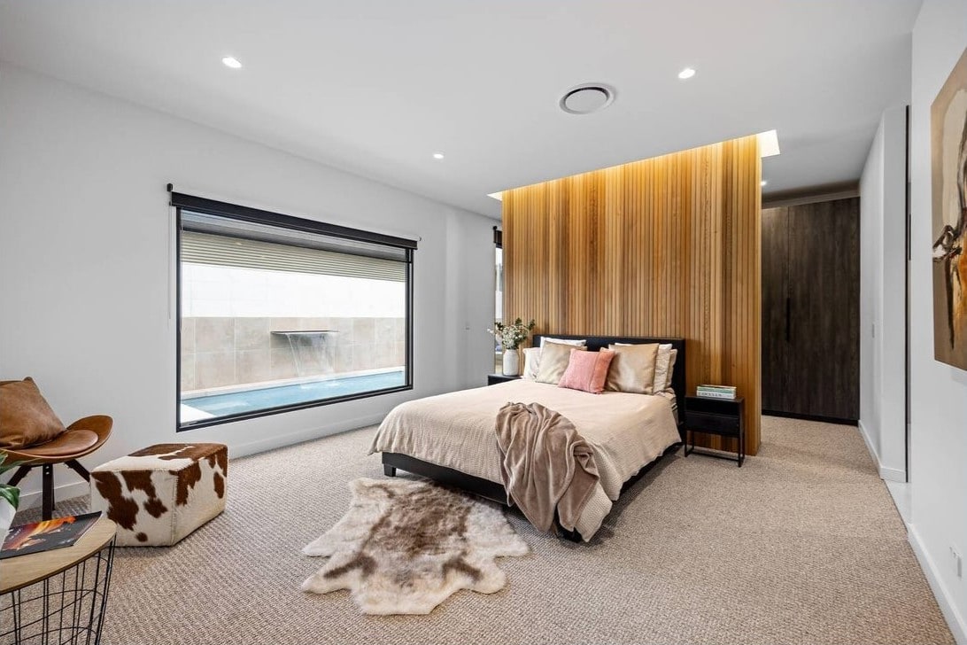 豪华主卧，配有套房、WIR和泳池景观。 