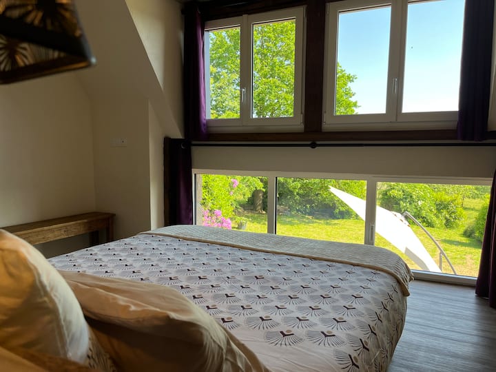 Dhomë gjumi kryesore me krevat 160x200 me pamje panoramike të tarracës dhe parkut, (shtroja krevati për krevate të ndryshëm).