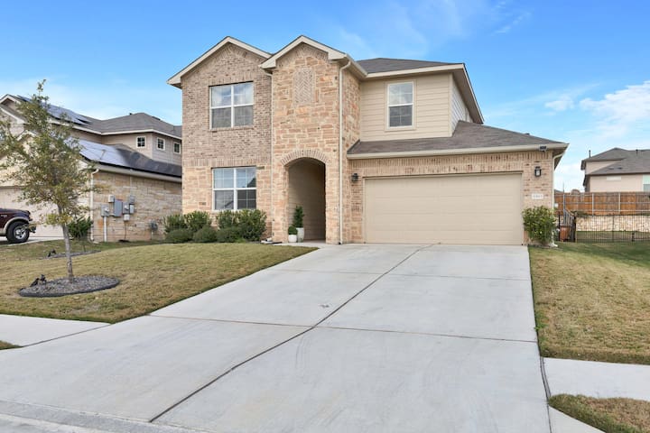 Spacious 4BR 3BA w/ gameroom near DT/UT/Domain