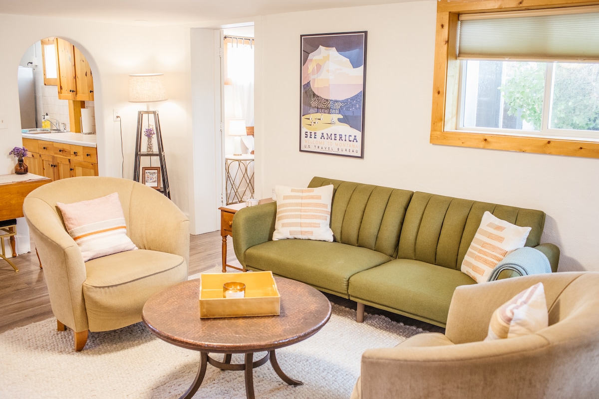 En esta acogedora sala de estar hay dos cómodas sillas y un sofá que se convierte en un sofá cama. La chimenea de gas calienta toda la sala de estar durante el invierno. 