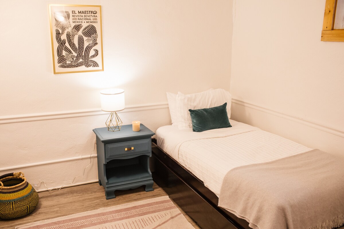 El dormitorio n .º 3 incluye dos colchones individuales, una cama nido de primera calidad y una cama nido funcional, perfecta para niños o huéspedes adicionales.
