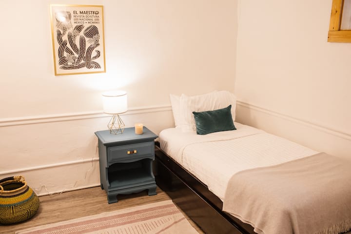 Spavaća soba br. 3 uključuje dva dvostruka madraca, premium i funkcionalan pomoćni krevet, savršen za djecu ili dodatne goste.
