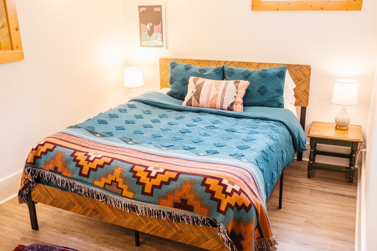 El dormitorio n .º 2 incluye una cama tamaño queen y sábanas de algodón de primera calidad. 