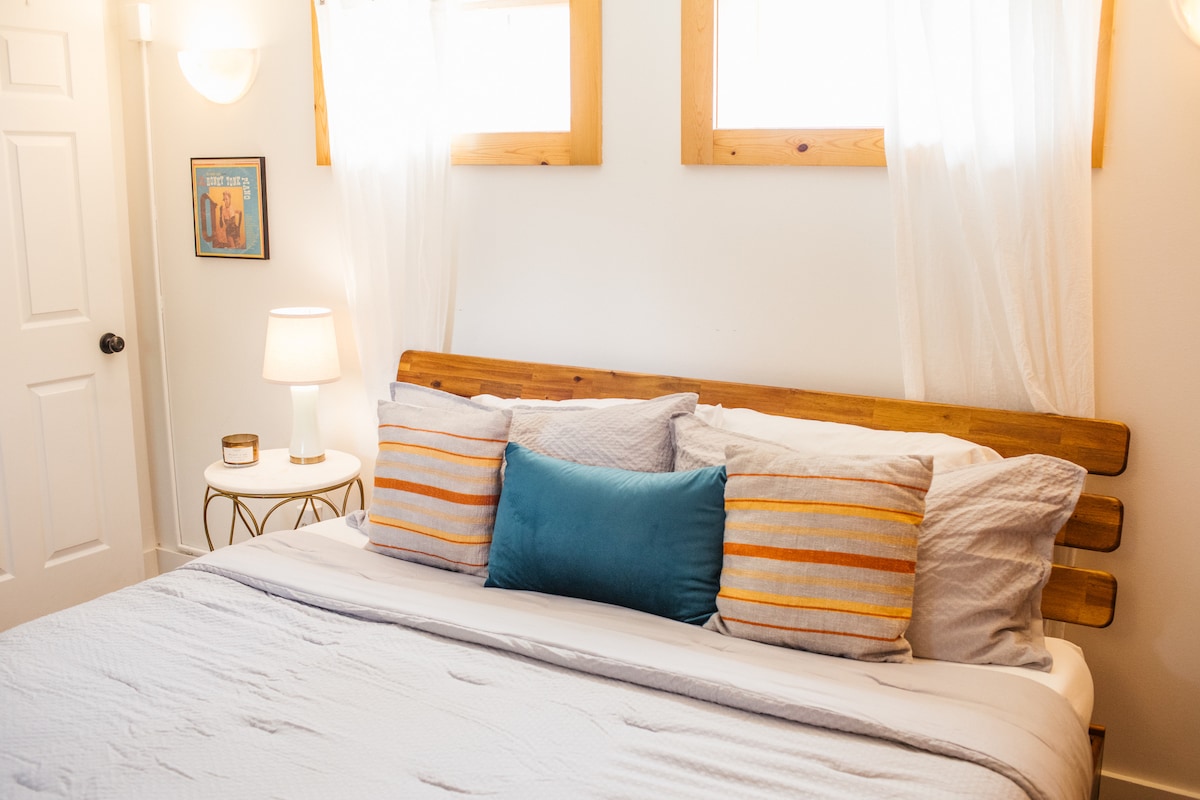 El dormitorio n .º 1 incluye un colchón tamaño king, sábanas de algodón de primera calidad y un edredón de plumas esponjoso.
