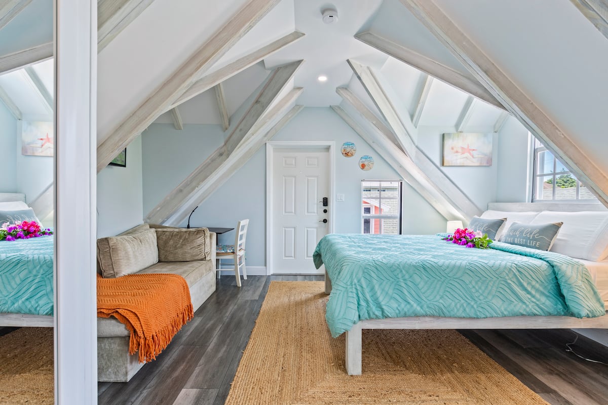 « Poolhouse » via Airbnb