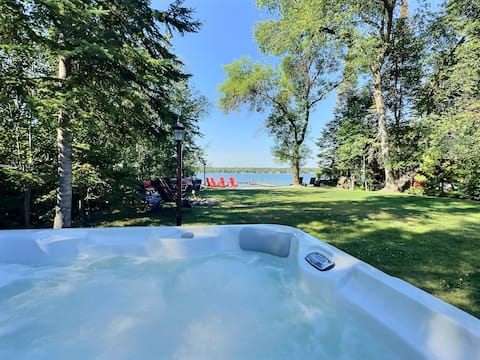 Gull Lake Retreat: Lakefront Cabin w/ Hot Tub