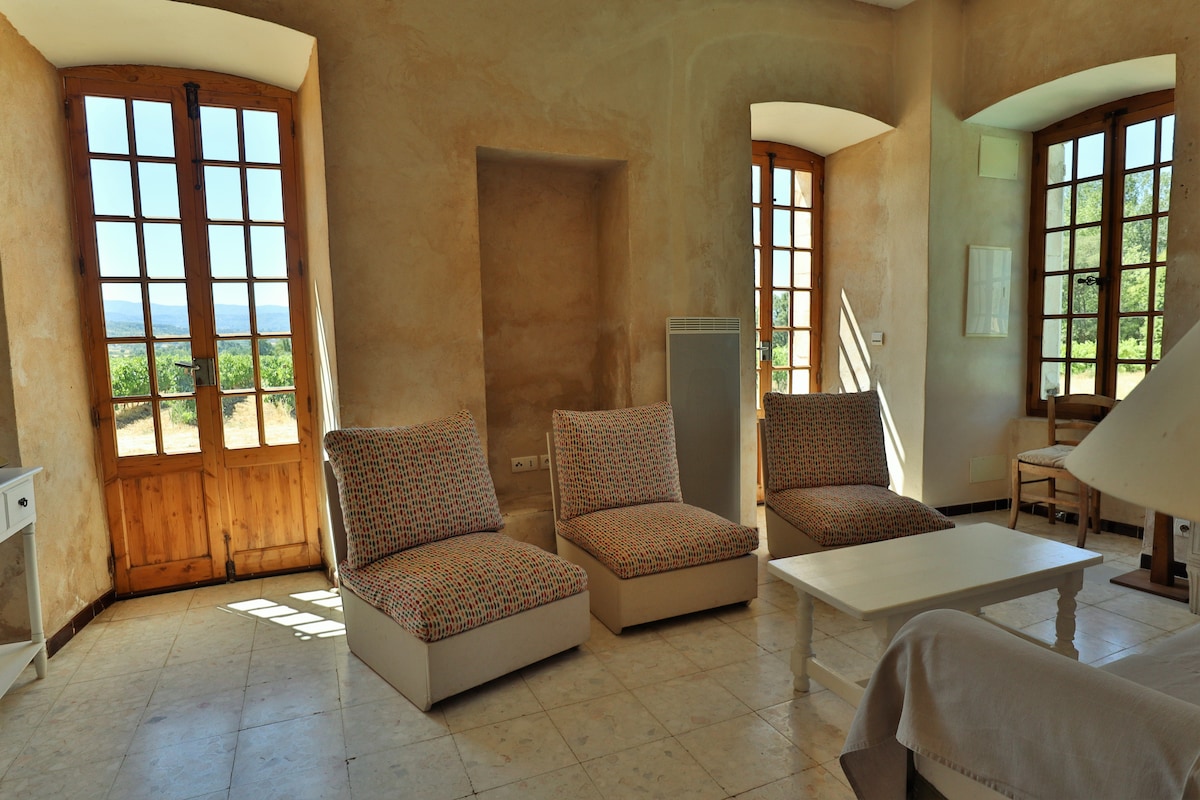 Top performing Airbnb: Pavilion of the Château de Bourgane in Saint Saturnin Lès Apt