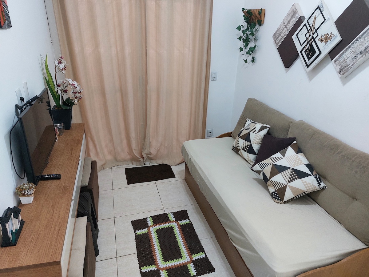 Pohovka s 2 lôžkami, 1 lôžko hore a 1 lôžko dole s posteľnou bielizňou na oboch matracoch
3 malé vankúše a 2 veľké
Stojan na televízor, diaľkový ovládač, Wi-Fi router, umelé rastliny v kvetináčoch, držiak na sladkosti a ozdoba
2 taburetky s vankúšmi
1 stolička
2 koberce
