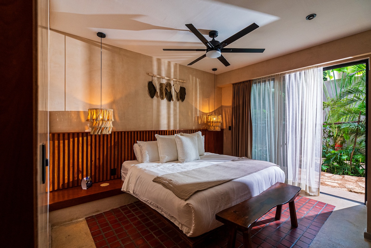 奢华睡眠：特大号双人床，配有柔软毛绒枕头，让您尽享极致舒适。 房间还配有空调、流媒体电视和带保险箱的私人衣柜。