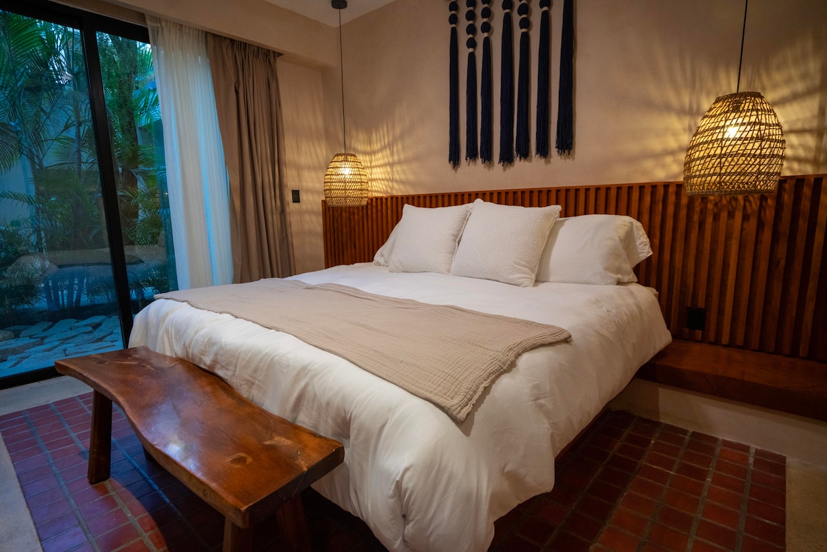 舒适温馨：加大双人床，配有柔软的枕头、私人空调、流媒体电视以及带保险箱的私人衣柜。