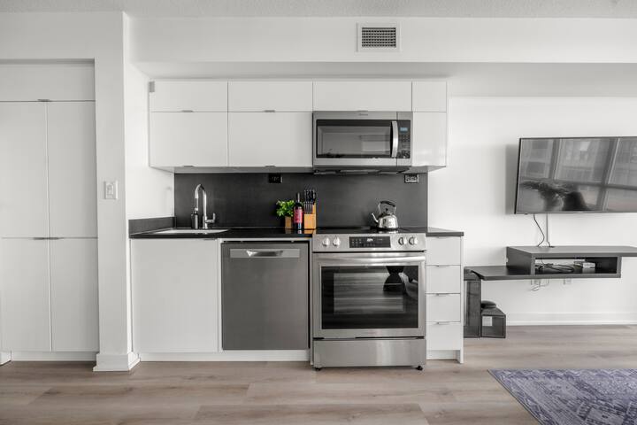 5 Min Walk To Blue Jays Play Off Game! gallery image 4