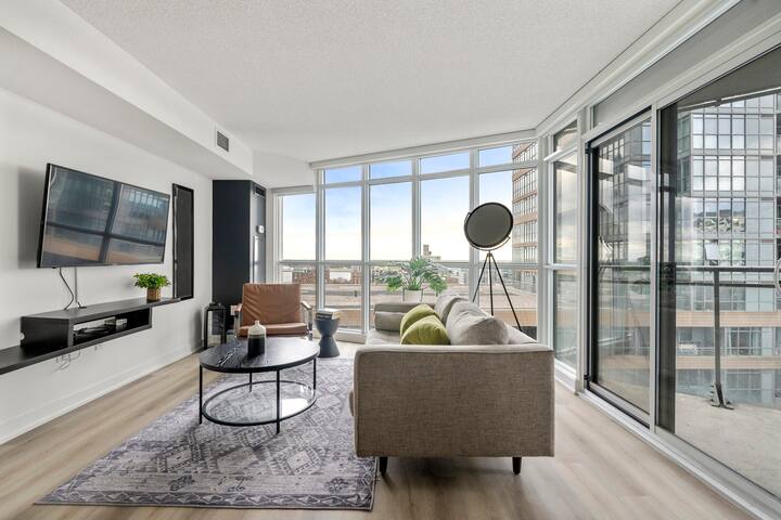 5 Min Walk To Blue Jays Play Off Game! gallery image 3