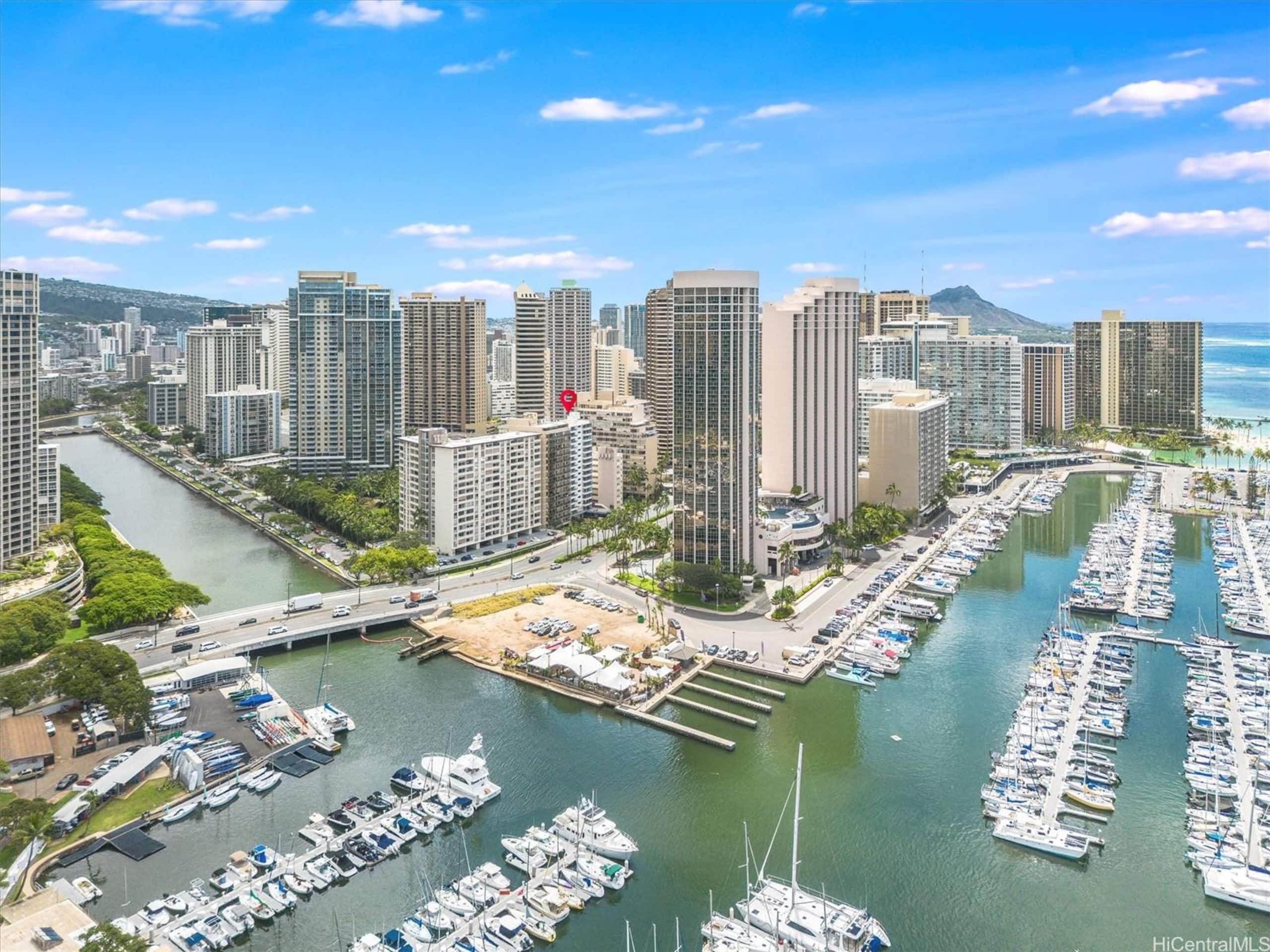 Condo in Honolulu · ★4.82 · 2 bedrooms · 2 beds · 1 private bath - Image 35