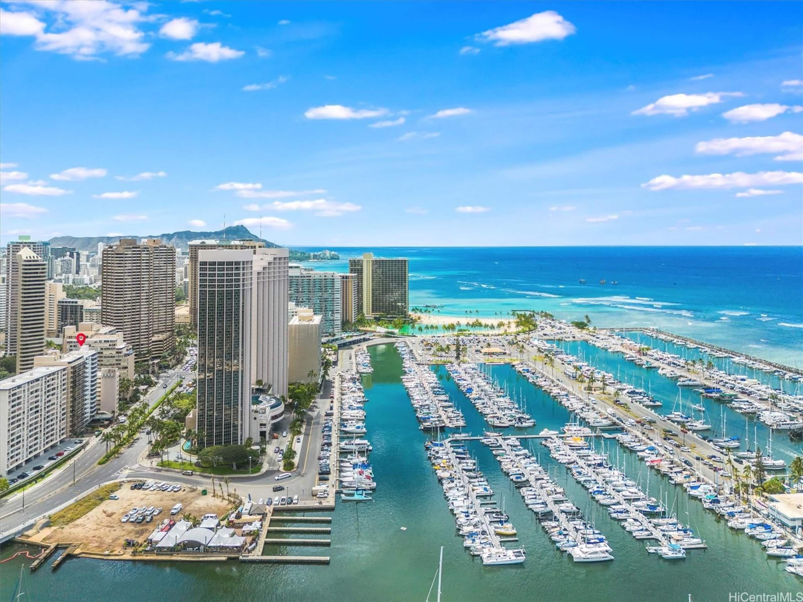 Condo in Honolulu · ★4.82 · 2 bedrooms · 2 beds · 1 private bath - Image 34