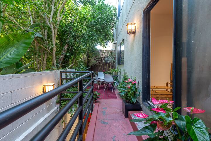 Gorgeous Townhouse in the Heart of Beverly Hills gallery image 5