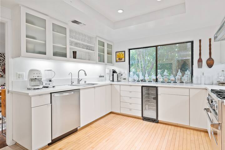 Gorgeous Townhouse in the Heart of Beverly Hills gallery image 3