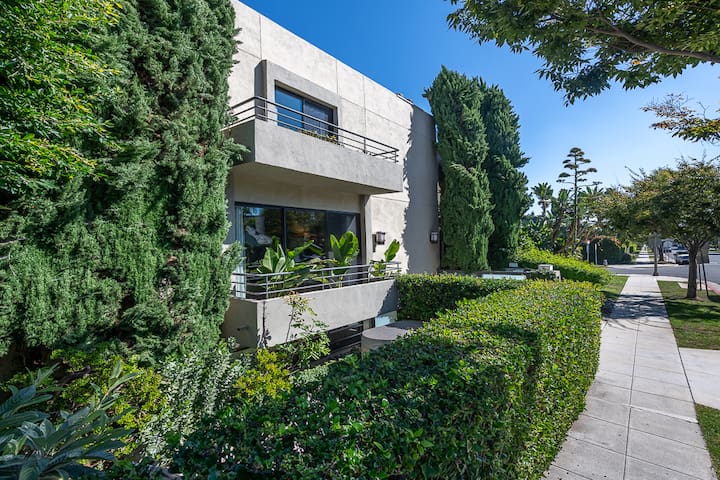 Gorgeous Townhouse on Rodeo (one year minimum)