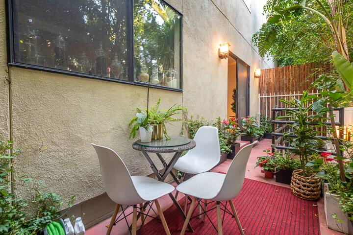 Gorgeous Townhouse in the Heart of Beverly Hills gallery image 4