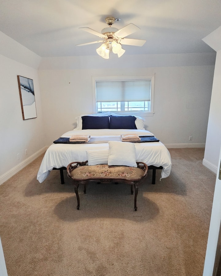 تحتوي غرفة النوم هذه على خزانة كبيرة يمكن استخدامها لطفل صغير مع سرير محمول إذا أحضرت واحدًا معك.