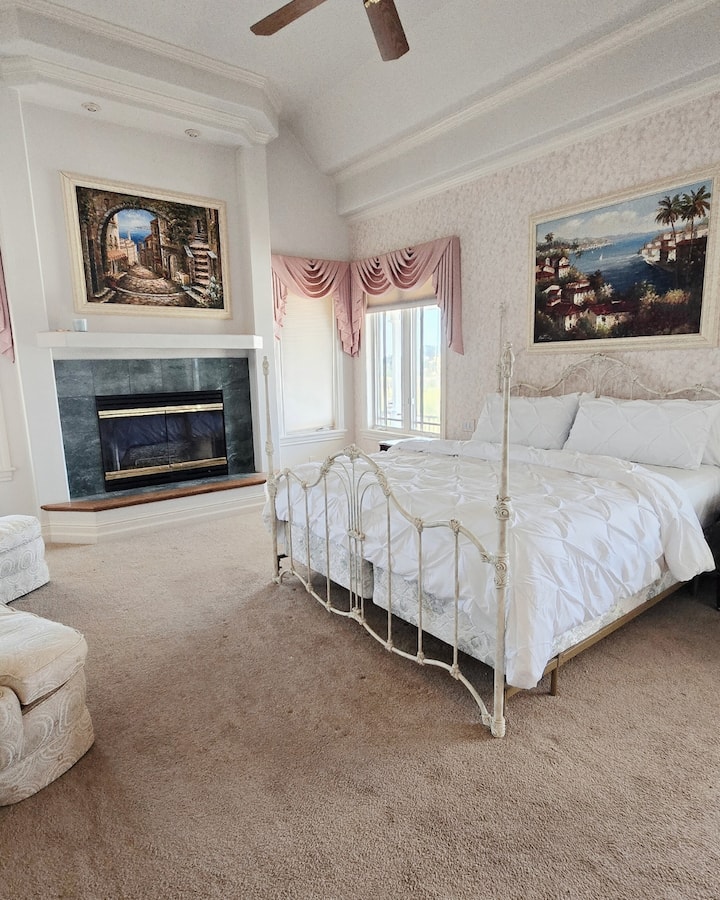 غرفة نوم رئيسية في الطابق السفلي مع حمام كبير للغاية وحوض استحمام ودش زجاجي. مدفأة وإمكانية الوصول المباشر إلى السطح الملتف من الجناح الرئيسي