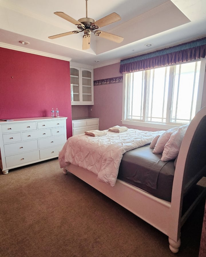 سرير بحجم كوين في الطابق الرئيسي مع حمام خارج الباب مباشرة