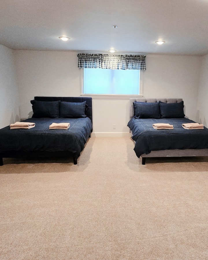 غرفة النوم الضخمة هذه مثالية للأطفال. مع 4 أسرّة كاملة الحجم ومساحة كبيرة للعب.