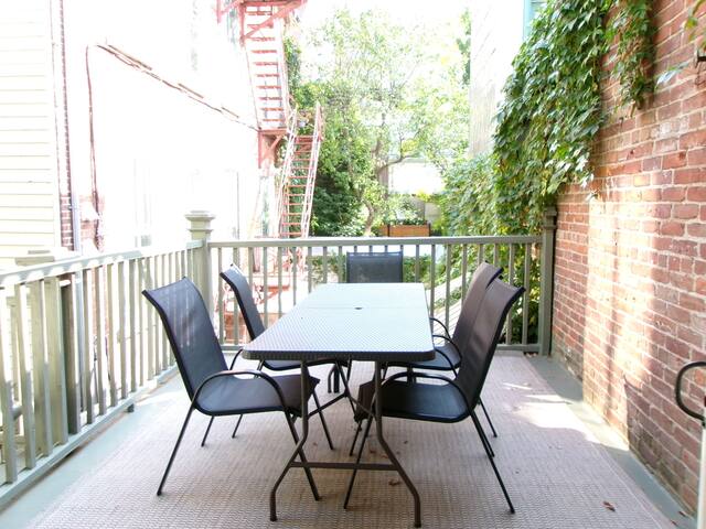 Georgian Home in Old Town (1500 sf) gallery image 4