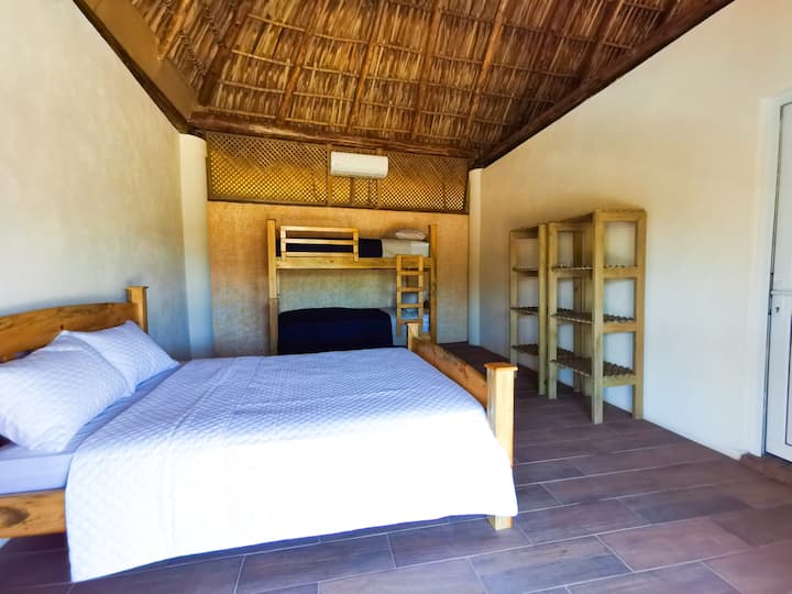 Спалнята на втория етаж, с изглед към басейна, има собствена баня 