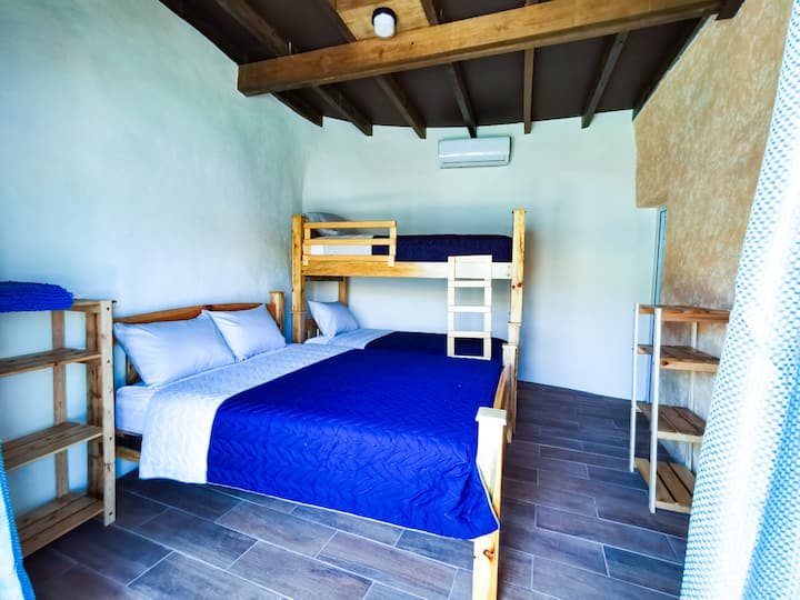 Спалня на първия етаж с изглед към басейна и обща баня със спалня 2