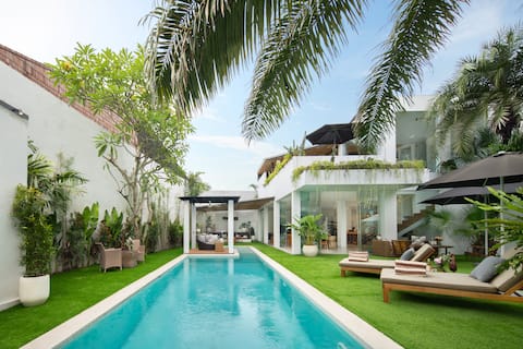 Prime Location! 7 BEDR Villa /Batu Bolong/ Beach