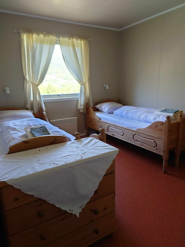 غرفة نوم بسريرين وخزانة ملابس مزدوجة. مراتب وألحفة ووسائد جيدة. تتوفر وسائد إضافية. 