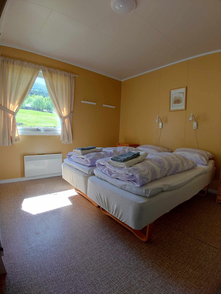 غرفة نوم بسريرين يمكن أن تكونا سريرين مزدوجين أو أسرّة مفردة.  خزانتان مزدوجتان وخزانة نجارة. تتوفر مراتب وألحفة ووسائد جيدة ووسائد إضافية. مكنسة كهربائية، رف تجفيف، طاولة كي الملابس، مكواة.