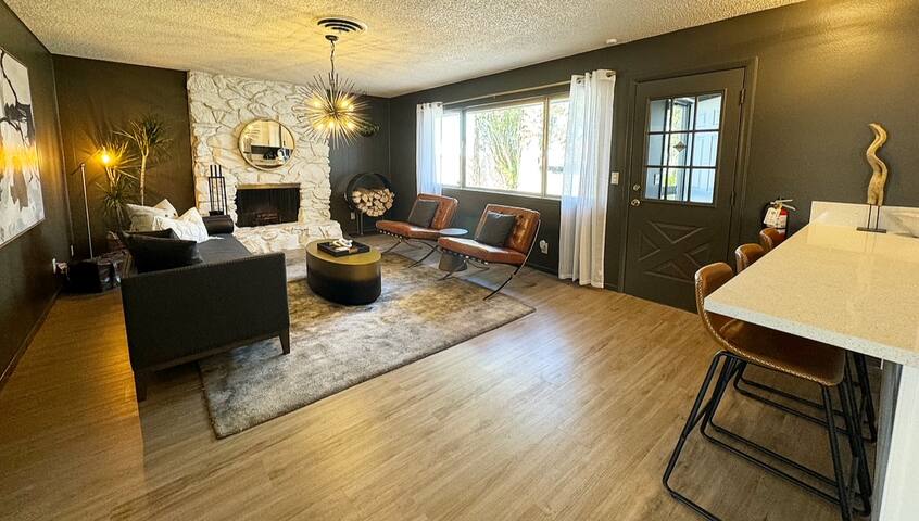 The one with the Yellow Door gallery image 4