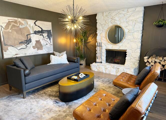 The one with the Yellow Door gallery image 3