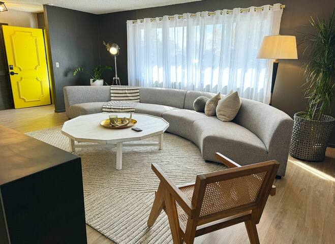 The one with the Yellow Door gallery image 2