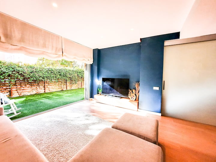 Дневна соба со широк директен излез кон приватна градина. Chaiselongue со 5 седишта и паметен телевизор 55 ".