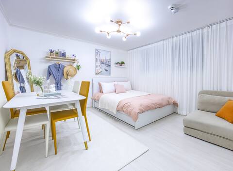 (2 min)Hongdae Exit 8. Main Street/2 Room/2 Bed