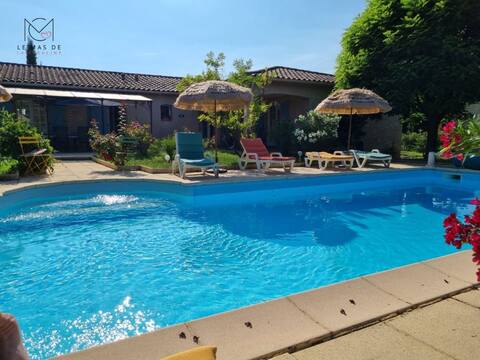 Provençal farmhouse with pool